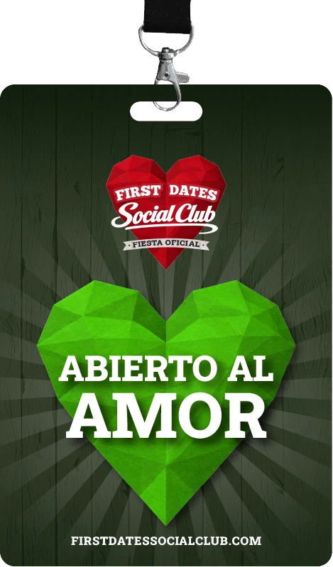Acreditación verde de First Dates Social Club con el mensaje «Abierto al amor»