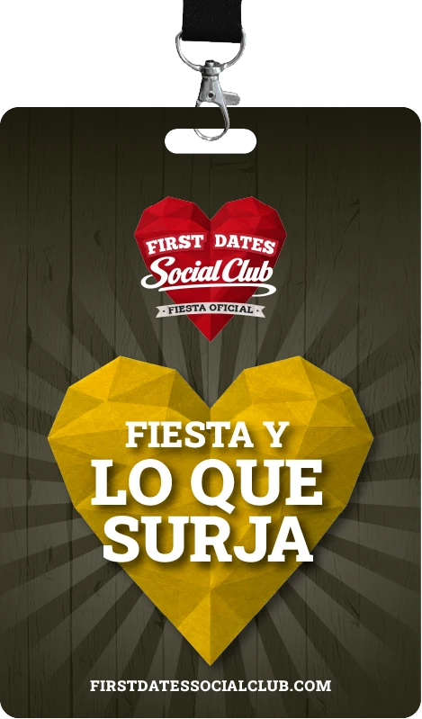 Acreditación amarilla de First Dates Social Club con el mensaje «Fiesta y lo que surja»