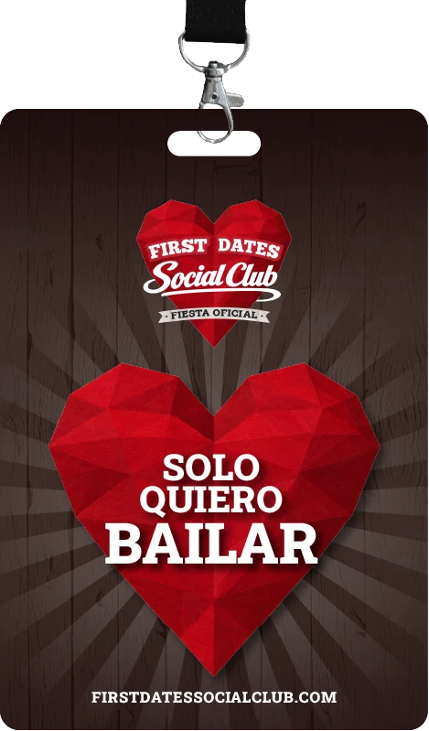 Acreditación roja de First Dates Social Club con el mensaje «Solo quiero bailar»