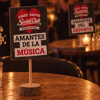 Cartel de mesa por aficiones "Amantes de la música" en la Fiesta Oficial de First Dates
